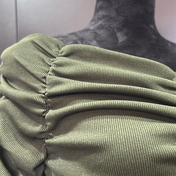 Line and Dot Billie Off/On Shoulder, Ruched front/back/sleeves,stretch knit - Picture 3 of 14